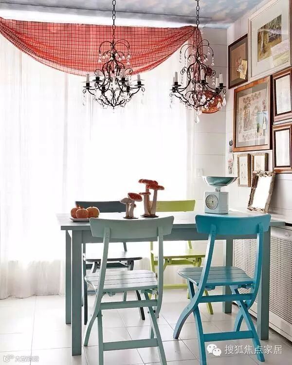 光线透过轻薄的窗帘,餐厅变得空灵。而红色格子的窗帘虽然面料简单,但形象地如同少女百褶裙上的一件小抹胸