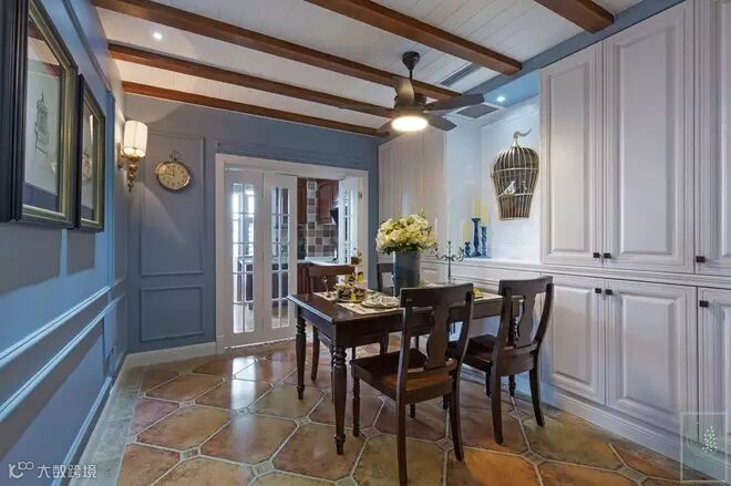 宽敞的餐厅设置了餐边收纳柜:在拥有强大储物功能的同时也考虑了协调的装饰效果。