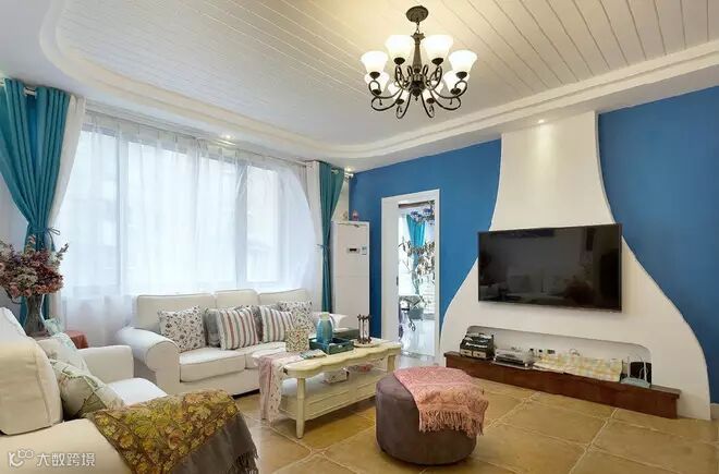地中海风格少不了蓝色元素的点缀,电视背墙的立体弧形线板仿佛抹去了岁月棱角,能有安抚宁静之感,同时丰富了整个客厅视觉感受。
