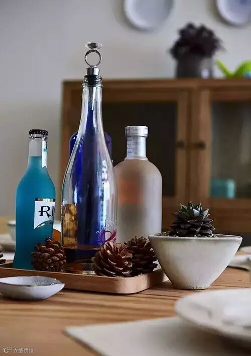 漂亮的瓶瓶罐罐给家里又增添了一丝色彩,使整个家里温馨恬淡又不失活泼。