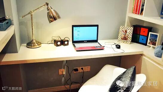 ▲空间改造:剩下一面墙,仅靠一块与书架相连的搁板便成了书桌,在包围的小天地里上网,十分写意。