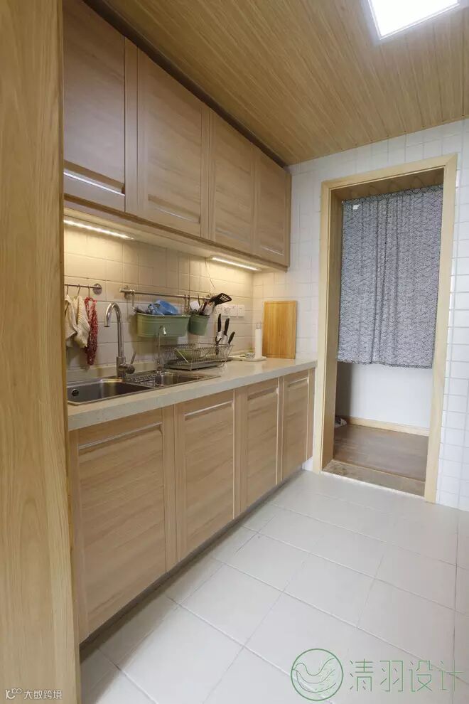 一字平行的厨房,更好地利用了空间,让女主人可以充分施展她的厨艺。