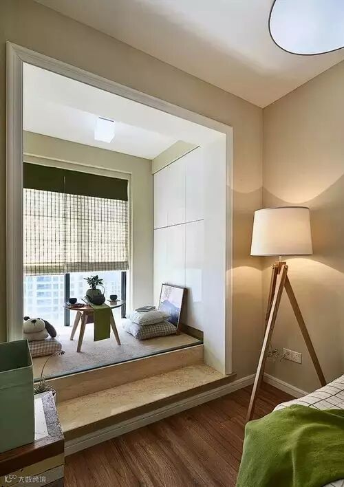 榻榻米设计,摆一张茶水桌,方便小俩口谈心、休憩。朋友来了也多了一个招待区域。