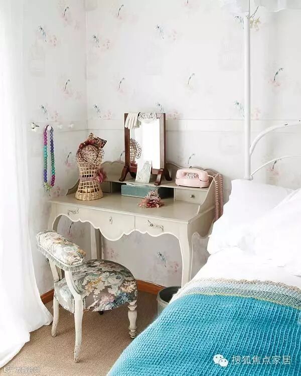相对于床头柜床的另一边,梳妆台在卧室里创建了一个精致的小角落,“当窗理云鬓,对镜贴花黄”,小清新家居,小资女必备。
