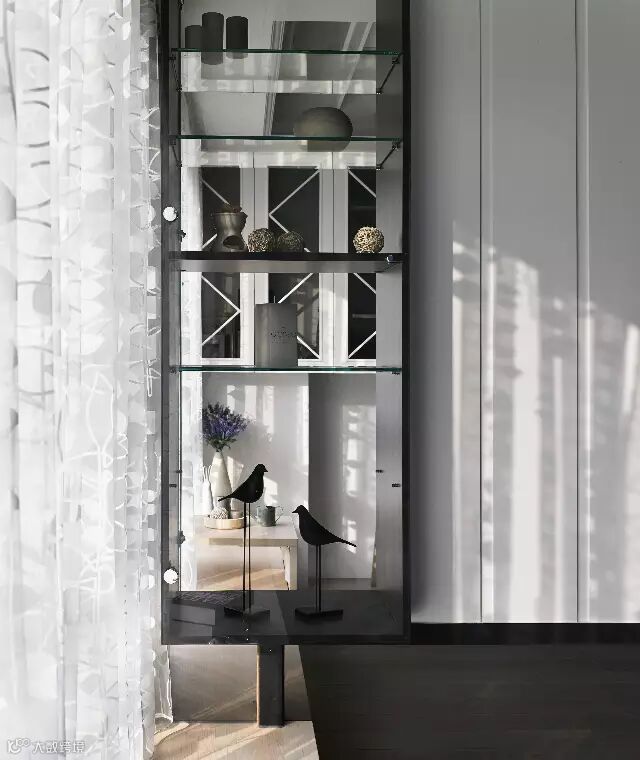 在客厅及后方书房的一侧,用镂空、连贯的展示柜表现,形成空间的趣味感。