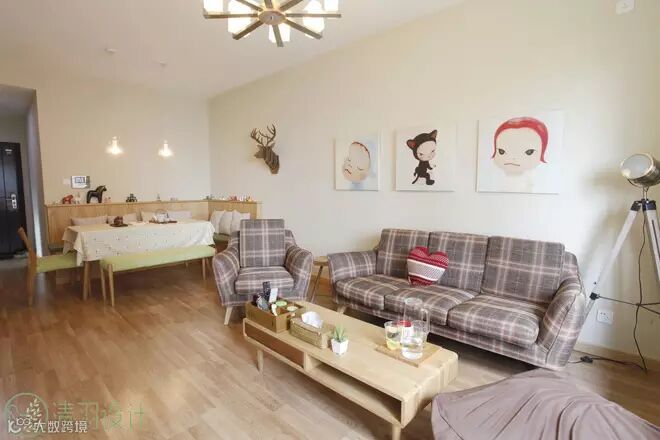 从客厅看向餐厅,合理的家具尺寸选择使这个小户型看上去十分开阔。