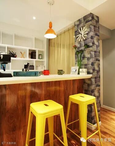 ▲空间改造:与吧台正对的一面墙作为书架使用,不规则的格子划分让阅读氛围更轻松。