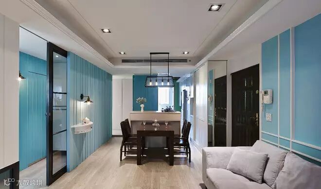 运用小餐吧台的概念,巧妙区隔公共空间与热食区,还可以做为视觉端景及备餐区。