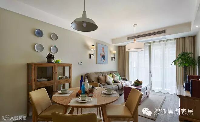 木头与棉麻质地堪称绝配,浓浓的阳光味道。与无印风格相比,更加活泼,体现了主人对生活浓浓的爱与热情。