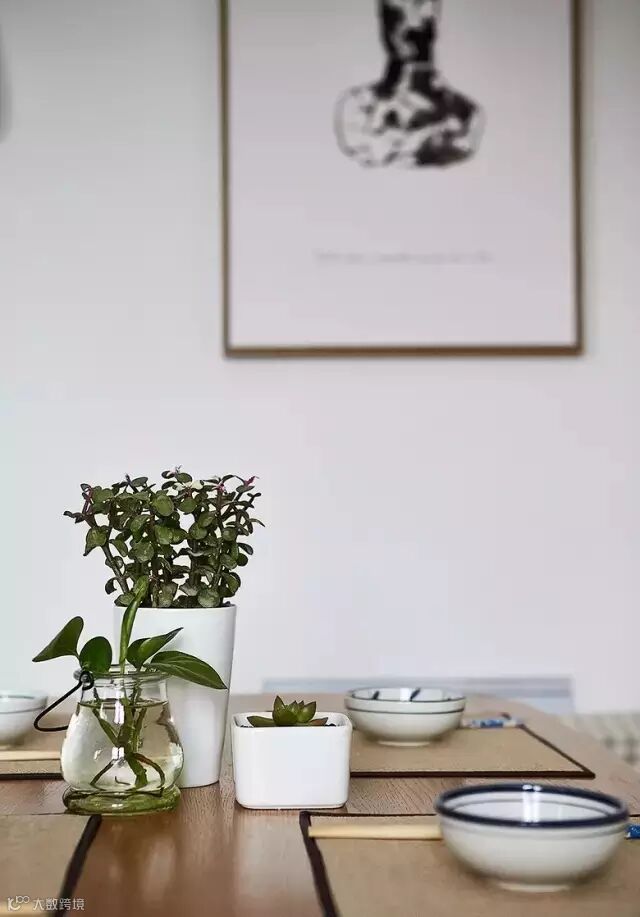 几株小绿植让人嗅到清新的气息。