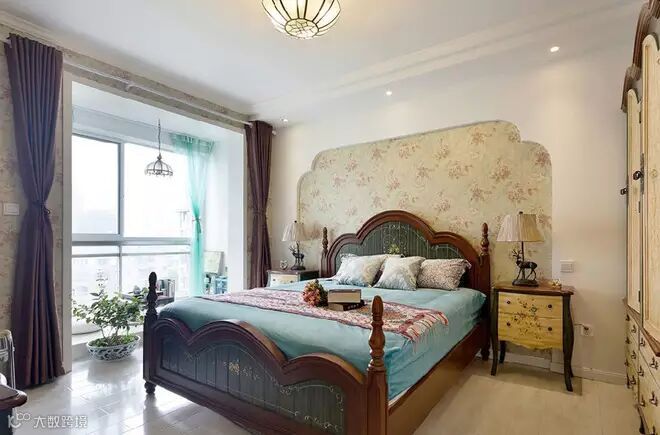 主卧以复古家具形塑出欧式风情,落地窗户使得空间显得开阔宁静,加以盆栽点缀和墙面壁纸的淡雅花丛,一派春意盎然景象。