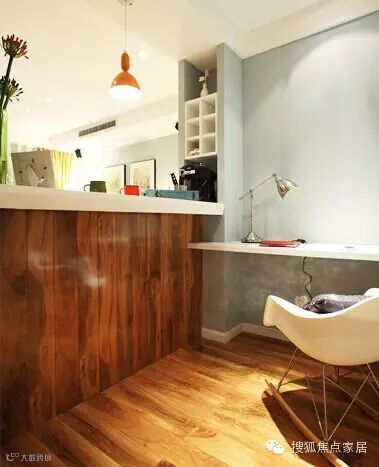 ▲空间改造:隔断兼作吧台的设计,让客厅的光线透进书房,不会显得过分昏暗。