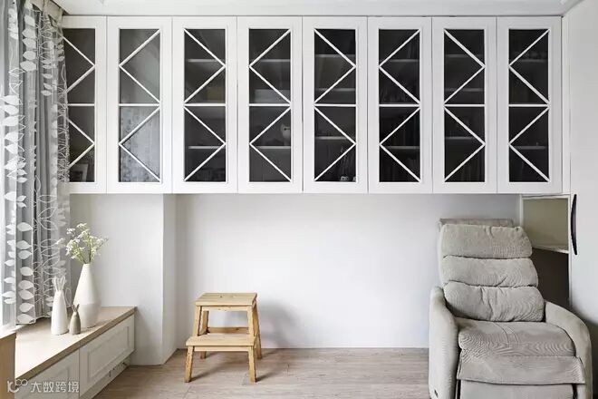 整面式的造型吊柜设计,让空间轻盈之外,也巧妙包覆原建物的梁柱,降低压迫感。