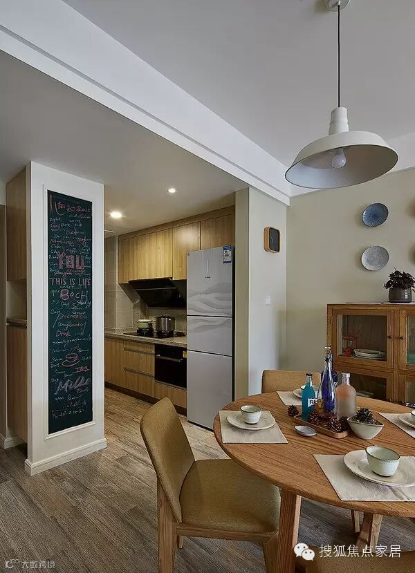 餐桌上面的吊灯,简洁而复古。像极了我们小时候家里灯的样子。