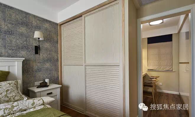 卧室隔出来了一个学习区,方便主人在家处理一些工作的事情,看书学习。