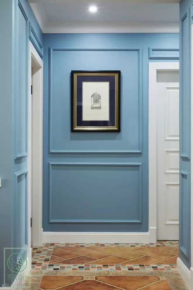 过道用的线条和装饰画浑然一体。