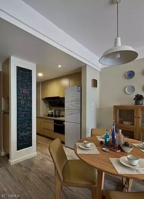 餐桌上面的吊灯,简洁而复古,像极了小时候家里灯的样子。