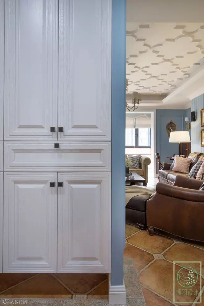 入户做了大面积的鞋柜方便收纳。