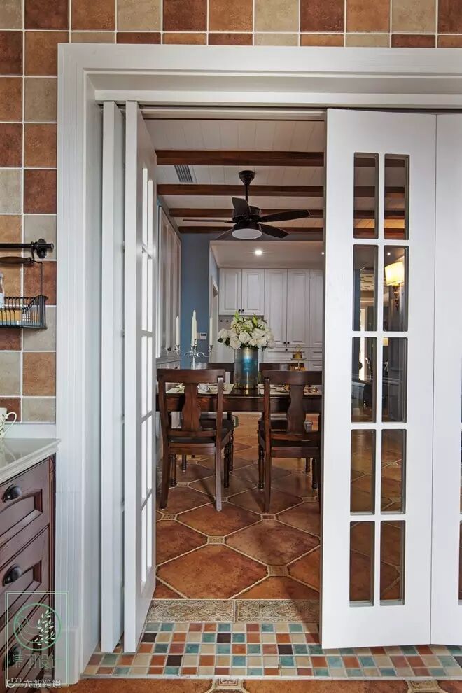 餐厅到厨房用折叠门更加节省空间