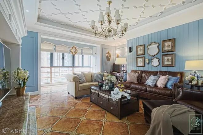 客厅的用到了一些装饰线条让整个空间显得更加特别。