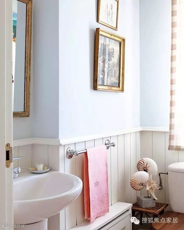 卫生间墙面下部用白色木板条装饰,上部分漆成淡蓝色,浅浅的怀旧风