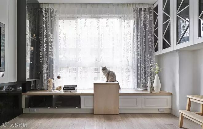 卧榻除了兼具收纳的功能,也可以在此沏上一壶茶,与小宠物共度幸福时光。