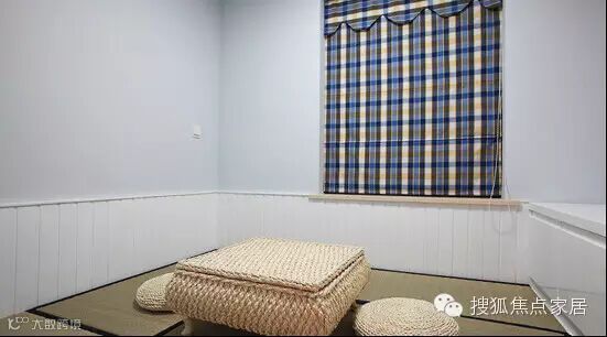 ▲空间改造:本来面积很小的次卧让位于厨房后显得更小了,设计师干脆把它打造成一个榻榻米形式,会客方便,以后小孩在上面打滚也不怕摔下来。榻榻米可以直接当床使用,省去主人接待客人时铺床与清洗的麻烦。