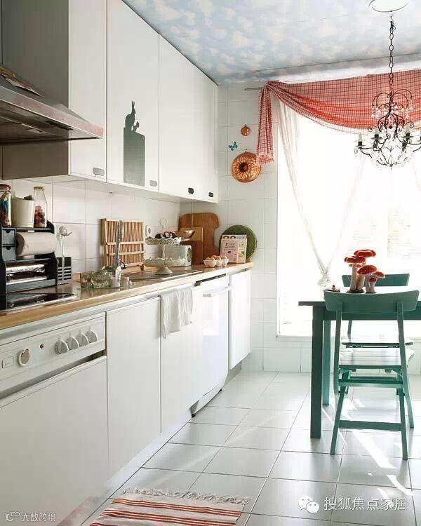 这间小资的白色厨房,很注重软装搭配,各处细节都可以看出主人家是个对生活很有热情的人