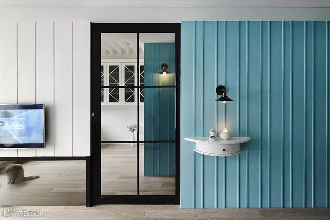 清透的玻璃拉门,让前后端景形成一种隐喻、错落的视觉美感。