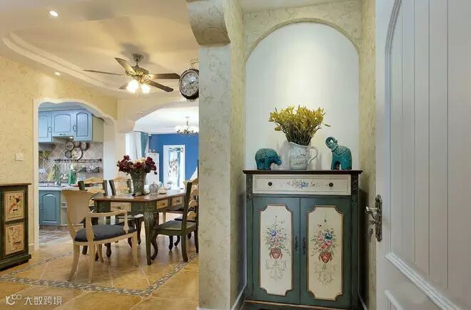 入门玄关端景以复古花纹塑造的小收纳柜和雕塑营造出艺术气息。