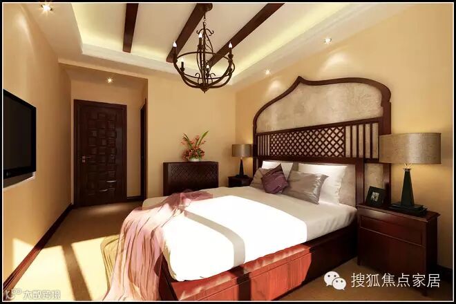 卧室
主卧室选用了深木色,金色丝制布料结合光线的变化,创造出内敛谦卑的感觉。