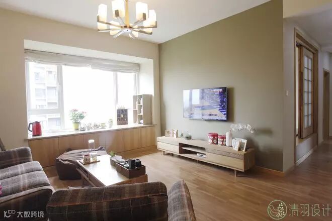 电视墙没有做过多的修饰,更多的是整个空间的一个协调,原有的飘窗拆掉做成一个飘窗柜,让客厅拥有足够的收纳空间。