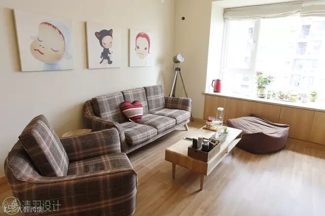 奈良美智系列装饰画给这个素雅的空间带来了一丝的活泼,懒人沙发的出现,让人想靠在上面静静的坐一下午都不会觉得累。