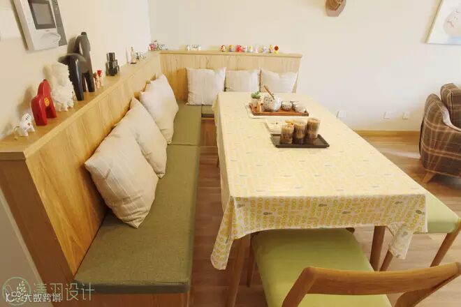 坐柜的可收纳空间,使得餐厅整洁而不凌乱,靠背上的装饰小摆件让整个餐厅灵动起来。