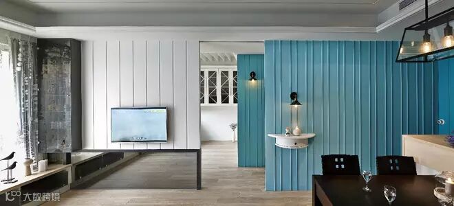 疏密线条、错落有致的墙面设计,在色调与灯光的铺陈下,演绎丰富的空间神情。