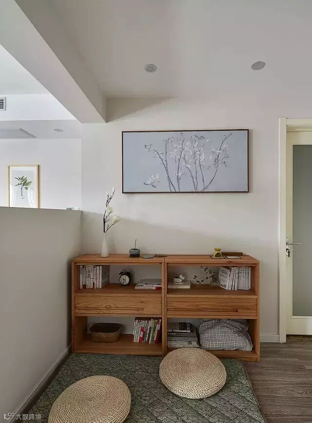 电视背景墙背后就是这么一个休闲小区域,捧一本书,或躺或坐,静静的放松。