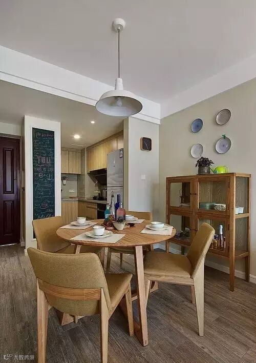 于现在方形的餐桌相比,圆形餐桌生活气息更浓一些,也不容易磕碰伤到,为以后的宝宝做了考虑。一家人围在一起吃饭,幸福感爆棚。