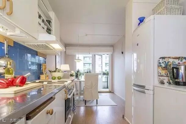 一抹清新的蓝色,给原本纯白色的厨房增加了跃动的活力感。