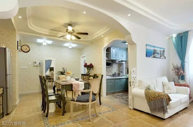 餐厅的天际以弧形线板勾勒出大气祥和,一把吊扇复古精致地带出地中海韵味。