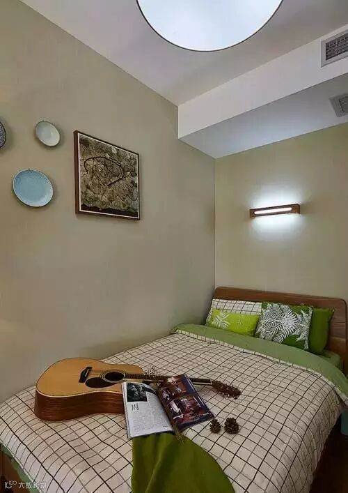 次卧相对于简单一些,墙上的挂盘艺术增加了格调。
