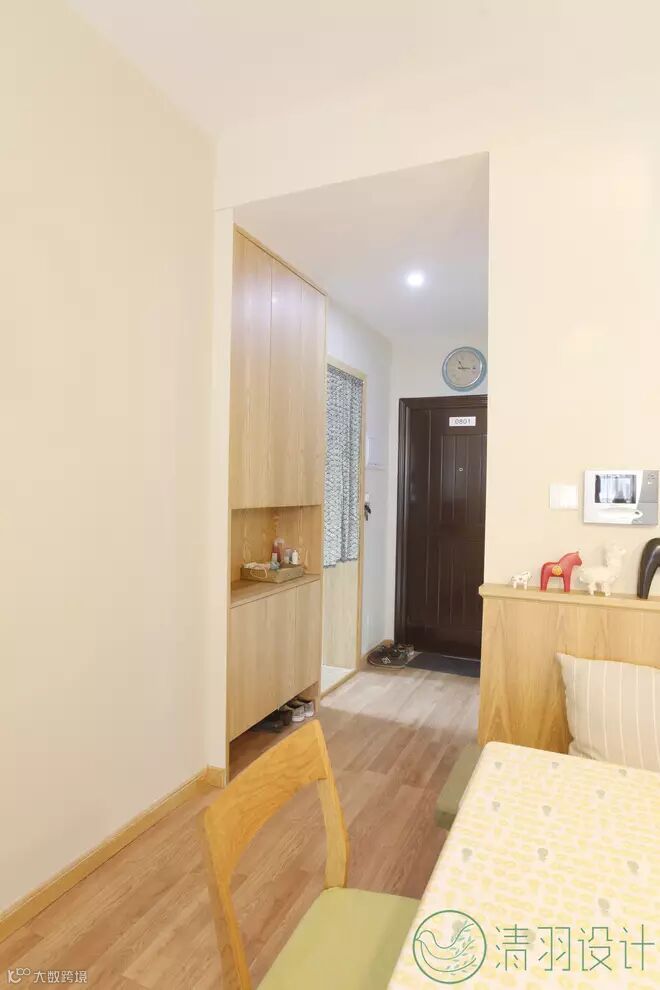 入户的厨房以及鞋柜,弃门而用布帘,让厨房更宽阔通透。