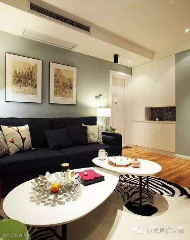 ▲空间改造:左侧隐藏些许玄关的功能,高达天花的柜子,中间用黑色马赛克砖突显镂空带,摆设装饰品。