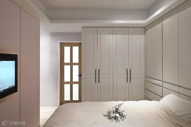 因应屋主大量收纳的需求,以利落的柜面、抽屉托盘式的拿取方式,满足其生活所需。