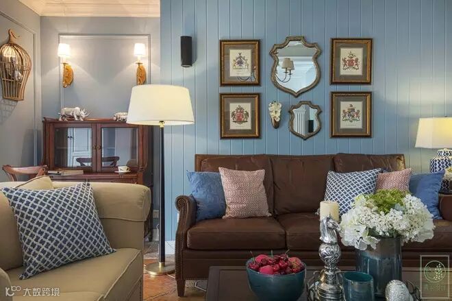 原版HH家具和皮沙发,和墙面形成鲜明的对比。