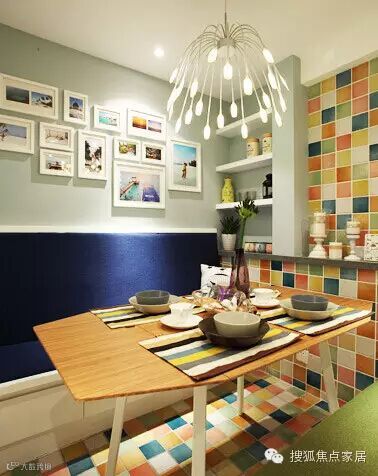 ▲空间改造:餐桌设在厨房的左上角,六角形的餐桌设计很独到,上方散开的灯饰为用餐创造环境。