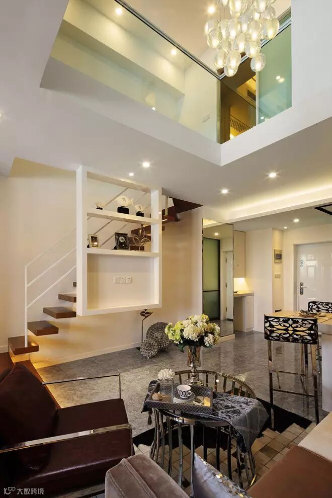 二层对楼梯进行悬挑设计,使楼梯空间得以视觉体量的弱化,又增强了视觉的美感,悬挂的电视架也是打破传统概念,将空间的每个组成部分变得轻盈与纯粹