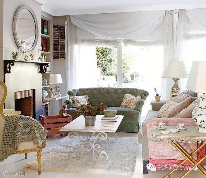 双人沙发和扶手椅U形分布,形成面向壁炉的格局。这一次,代表温暖的古老壁炉终于成功上位变主角,而不再是冰冷的现代家电电视机。