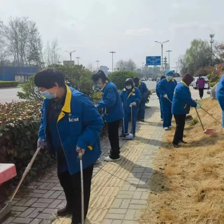金通物业丨 美化环境·洁净家园——长城公馆物业开展小区外围环境卫生集中清理行动