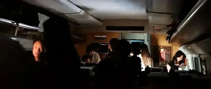 D3665次列车全车停电被困隧道3小时，乘客称“小孩热哭了”，广州铁路最新回应