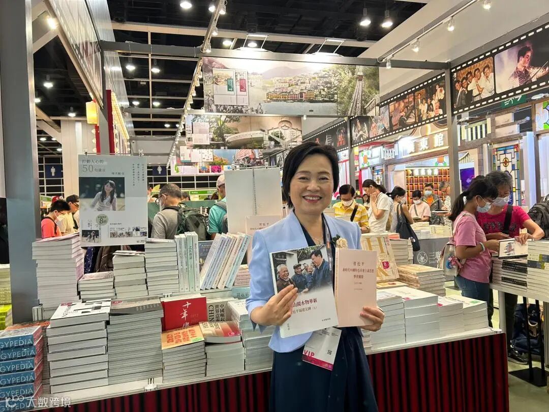 教育局蔡若蓮局長在三聯展位購書.jpeg